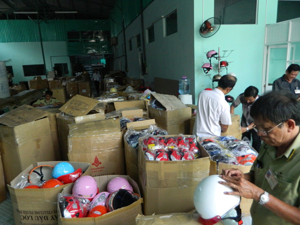 Cung cấp hàng giả cho chương trình 'đổi mũ bảo hiểm đạt chuẩn'