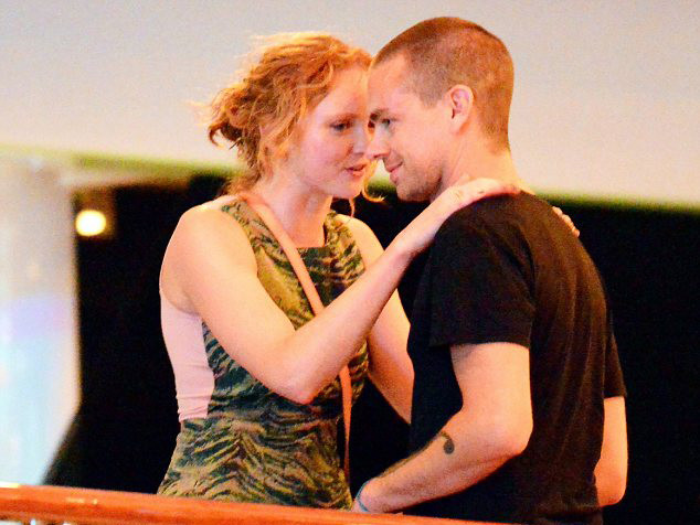 Tỷ phú sáng lập Twitter 'dính' siêu mẫu Anh như 'sam'