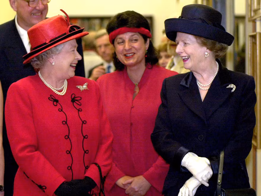 Nữ hoàng Anh Elizabeth đệ nhị (áo đỏ) cùng cựu Thủ tướng Margaret Thatcher