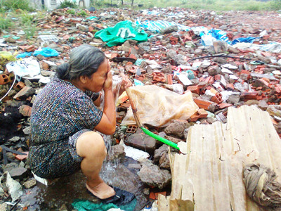 Bến phà Thủ Thiêm vỡ vụn trong tiếng búa