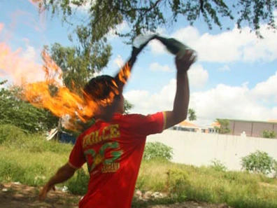 Ném bom xăng cho... hả giận