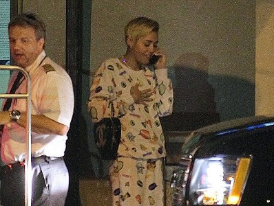 Chán gợi cảm, Miley Cyrus diện đồ ngủ lên máy bay