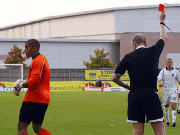 Vào sân 10 giây đã … bị đuổi