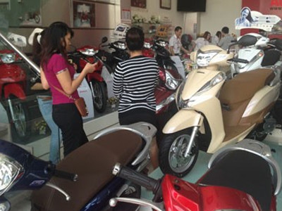 Xe máy vẫn là phương tiện chính tại Việt Nam