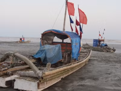 Cứu 4 ngư dân bị chìm thuyền trên biển