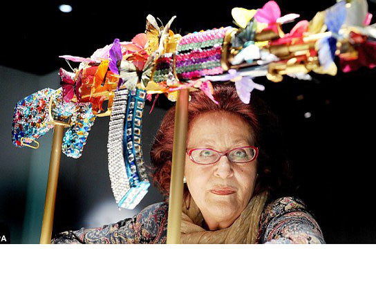 Súng AK-47 tại triển lãm nghệ thuật London