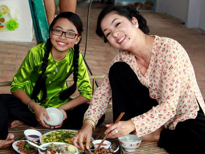 Diễn viên hài Thúy Nga 'làm mẹ' Phương Mỹ Chi