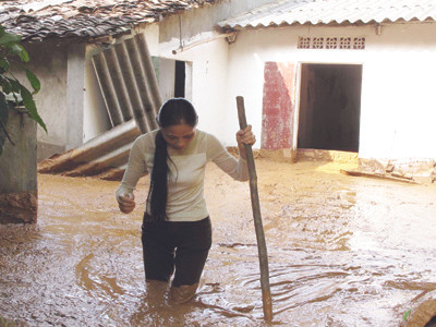 Nhà chị Ma Thị Bạch ở Nà Kéo vẫn ngập trong bùn