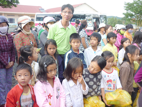 Tiến Danh (đeo kính) cùng trẻ em nghèo