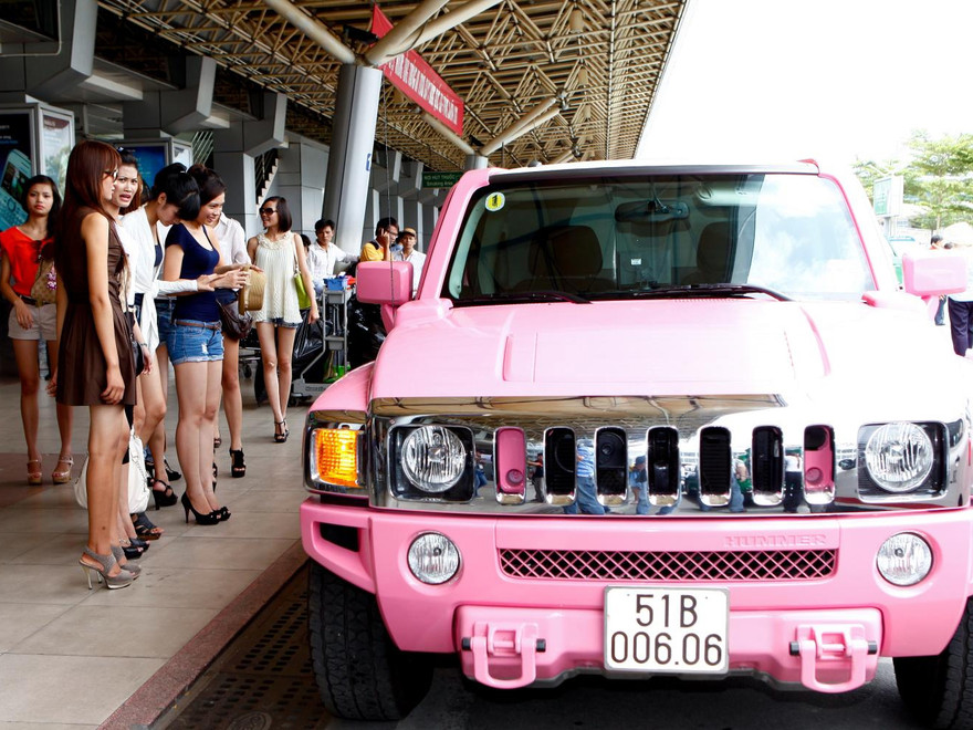 Thí sinh Top Model choáng vì được đón bằng Limousine