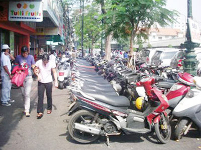 Chưa thông qua thu phí sử dụng lòng đường, vỉa hè