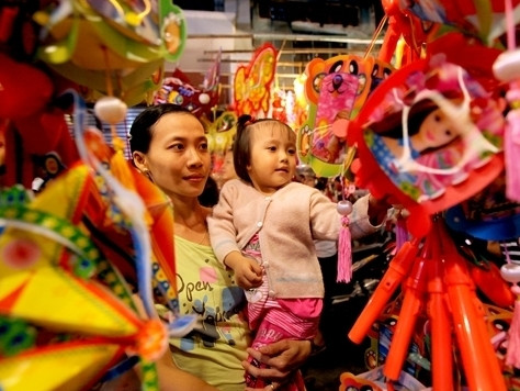 Rực rỡ phố đèn lồng giữa Sài Gòn