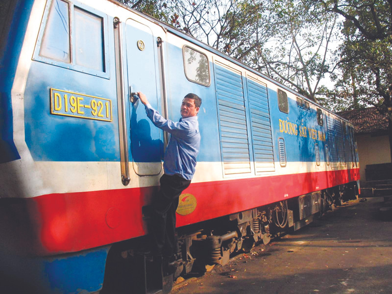 Lái tàu La Văn Lượng bên chiếc đầu máy 921