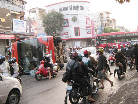 Hai xe khách 'cùng mẹ' đâm nhau, lật giữa phố