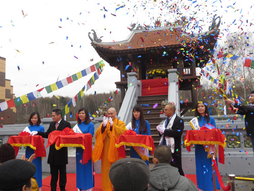 Trung tâm thương mại Việt và Chùa Một Cột ở thủ đô Nga