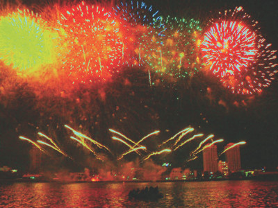 Đà Nẵng vào dịp tổ chức cuộc thi bắn pháo hoa quốc tế luôn thu hút đông du khách	Ảnh: Nguyễn Huy