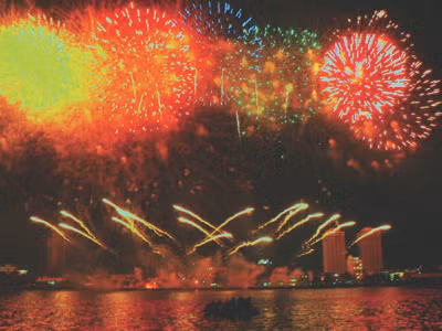 Đà Nẵng vào dịp tổ chức cuộc thi bắn pháo hoa quốc tế luôn thu hút đông du khách	Ảnh: Nguyễn Huy