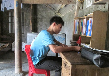 Khâm phục nghị lực cậu học trò mồ côi học giỏi, thường nhịn đói đi học.