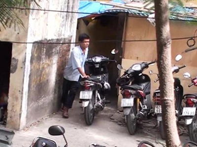 'Luộc' phụ tùng ngay bãi giữ xe