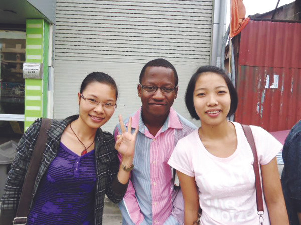 Tega và bạn trẻ Việt Ảnh: L.N