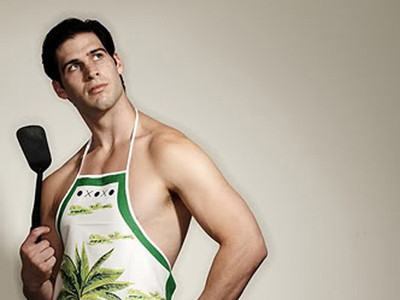 Trộm đột nhập vào nhà, khỏa thân rán trứng