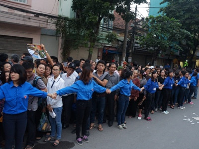 Hàng người vẫn nối dài trước nhà tang lễ