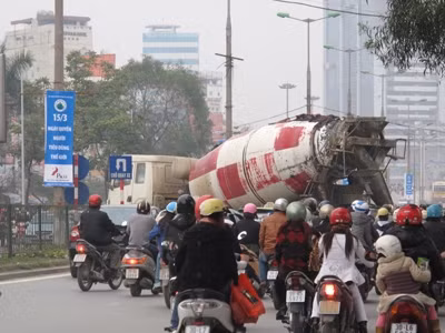 'Hung thần' nghênh ngang trên đường phố Hà Nội