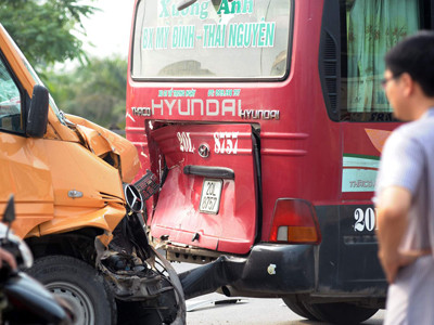 Bắt khách trên đường cao tốc, gây tai nạn