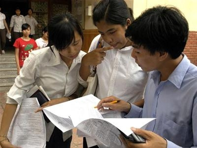 Hơn 300.000 thí sinh đến làm thủ tục dự thi cao đẳng