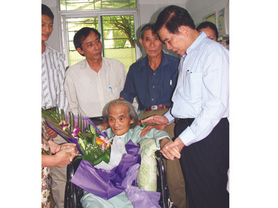 Chủ tịch nước bên giường bệnh của nhà văn Sơn Tùng