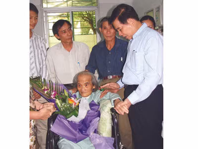 Chủ tịch nước bên giường bệnh của nhà văn Sơn Tùng