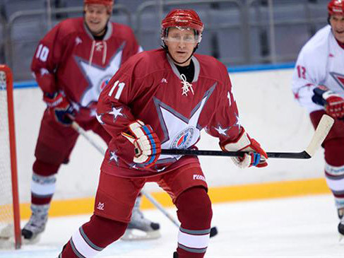 Tổng thống Nga Vladimir Putin chơi khúc gôn cầu khi thị sát nơi tổ chức Thế vận hội Mùa đông Sochi