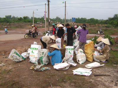 Dân lấp cống nhà máy xử lý nước thải