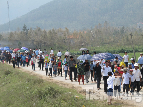 Người dân nườm nượp đổ về Vũng Chùa–Đảo Yến