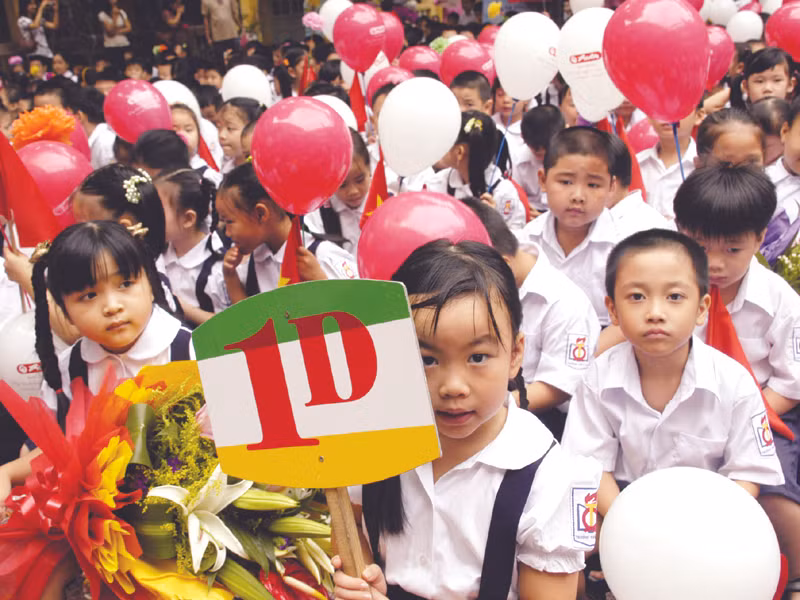 Tạm biệt búp bê thân yêu... mai em vào lớp 1. Ảnh: Phạm Yên