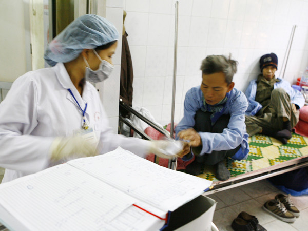 Áp giá viện phí cao, dân thiệt