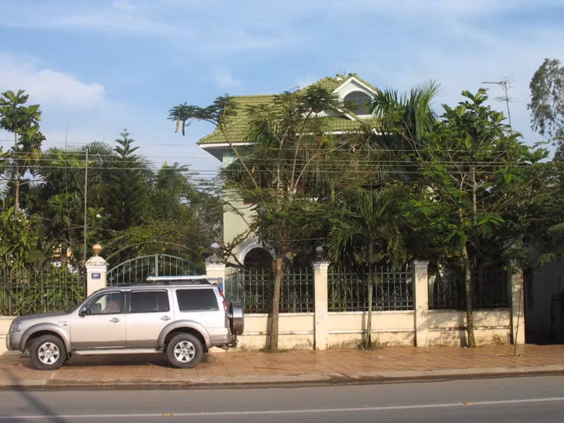 Ô tô của ông Lèo đậu trước biệt thự của ông xây trên đất hơn 20 năm qua bị tố cáo chiếm của ông Lâm Văn Tú. Ảnh: Sáu Nghệ