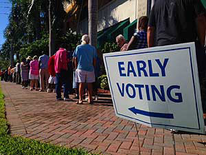 Cử tri xếp hàng tại một điểm bỏ phiếu sớm