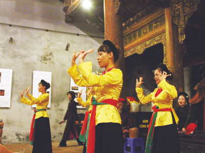 Hát múa “Bỏ bộ” tại đình Kim Ngân của CLB Ca trù Hà Nội Ảnh: N.M.Hà