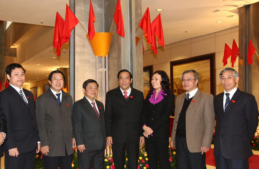 Các đại biểu giải lao tại hành lang đại hội