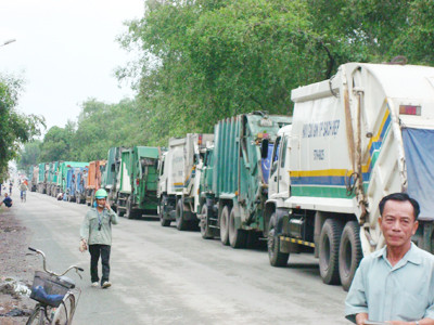 Xe chở rác tập kết thành hàng dài, khiến người dân sống cạnh quốc lộ 50 chết ngạt vì mùi hôi