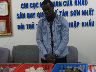 Bắt người nước ngoài vận chuyển ma túy