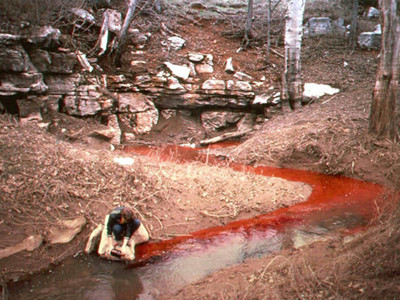 Thuốc nhuộm Rhodamine được bơm xuống suối để theo dõi dòng chảy của nước xuyên qua hang động karst. Nguồn: Water.usgs.gov