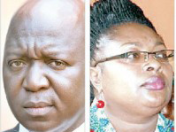 2 nam giới ký hợp đồng chung vợ