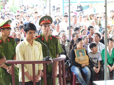 Một phiên tòa xét xử vụ án mạng liên quan ghen tuông