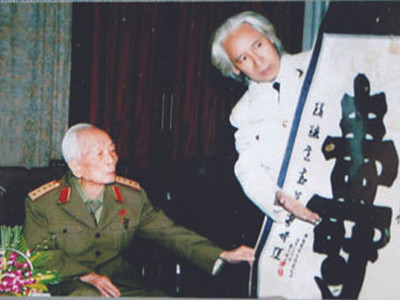 Nhà thư pháp nổi tiếng đất Cảng bị dọa... chặt chân!