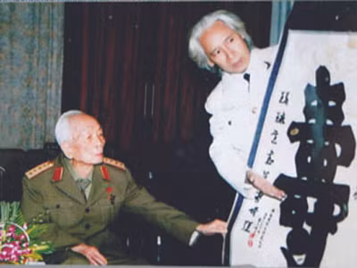 Nhà thư pháp nổi tiếng đất Cảng bị dọa... chặt chân!