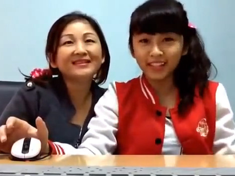 Clip: Mẹ con nữ sinh ‘lên nóc nhà’ hát ‘con bướm xuân’