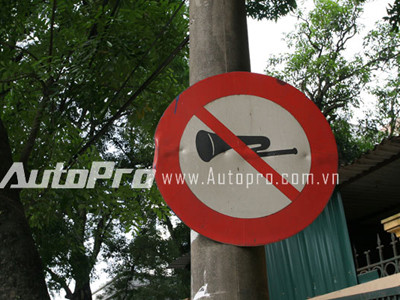 Không muốn đánh nhau: Hãy đừng bấm còi xe!