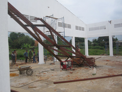 Sập mái vì kèo chợ, 2 người thương vong